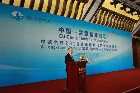 中欧主教练赞扬球队团结合作