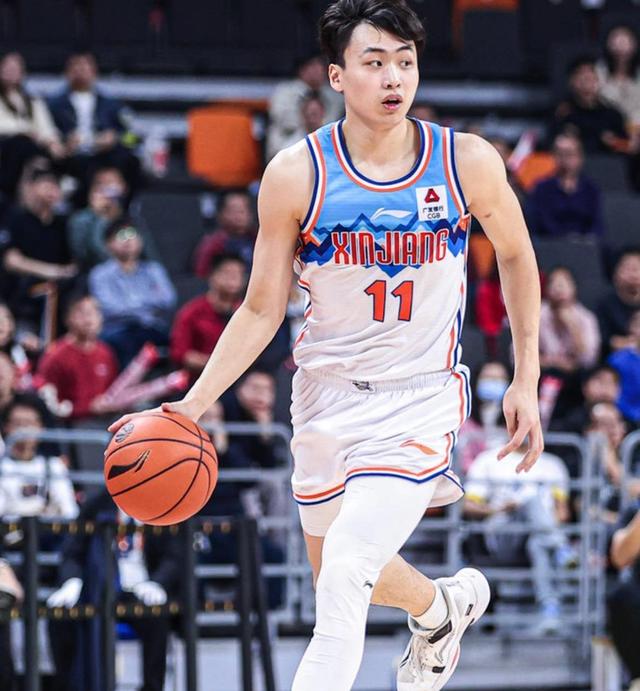 新疆男篮球员英勇奋斗，独占鳌头