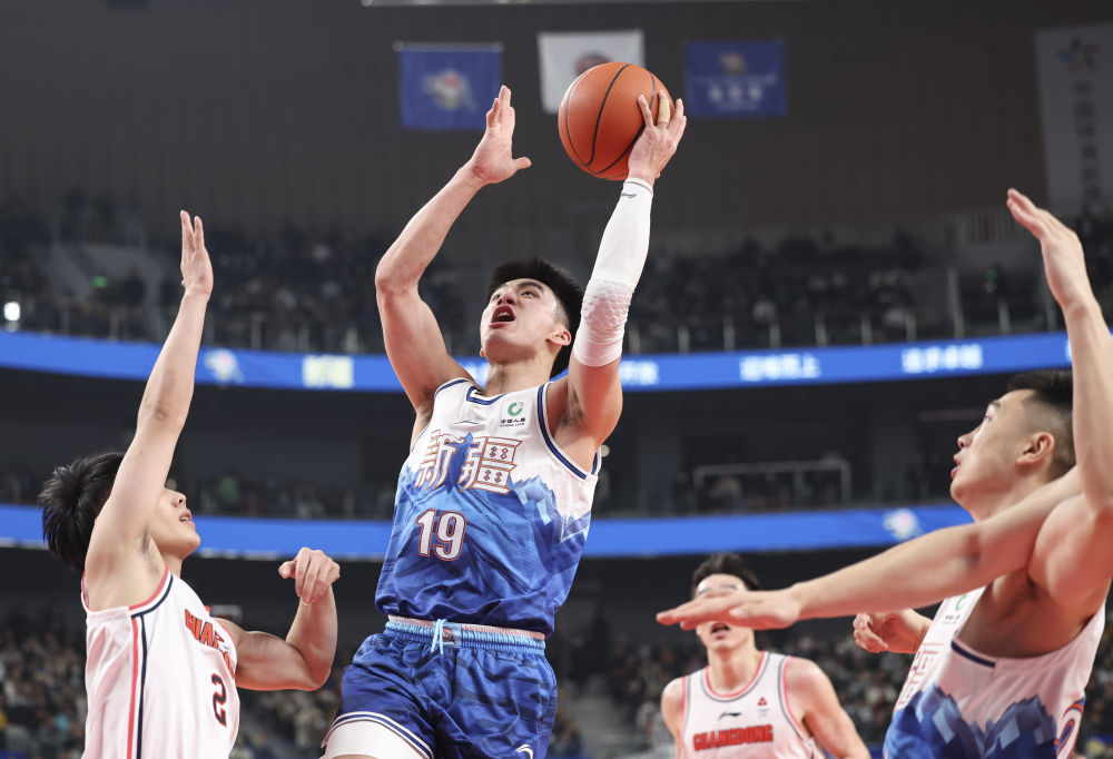新疆男篮球员英勇奋斗，独占鳌头