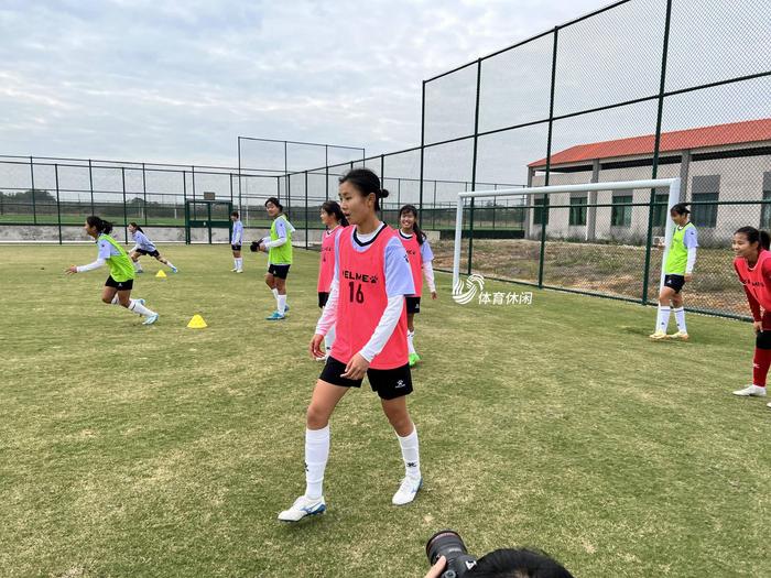 青年足球队技艺精湛，备战国际比赛信心百倍