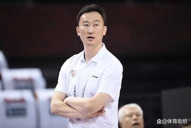 国内杰出篮球教练荣获国际殊荣，备受瞩目