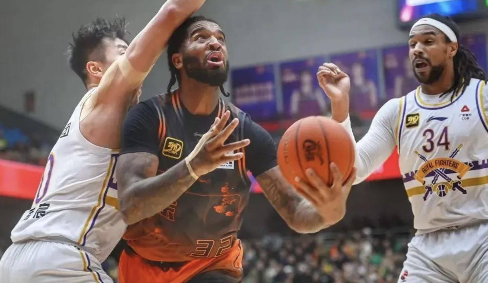 篮球教练团队遭遇连败，下课传闻不断